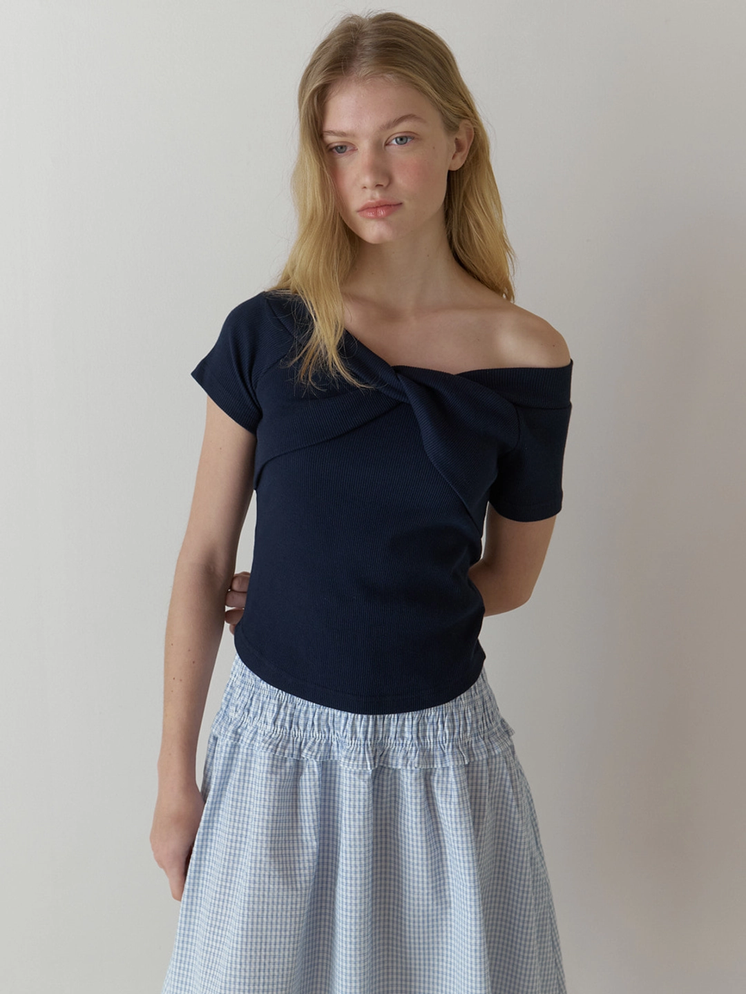 어몽 A TWIST JERSEY TOP_NAVY 상품 이미지 2