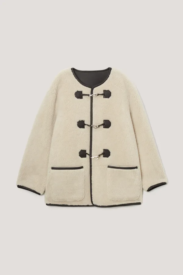 COLLARLESS BUCKLED SHEARLING JACKET CREAM
