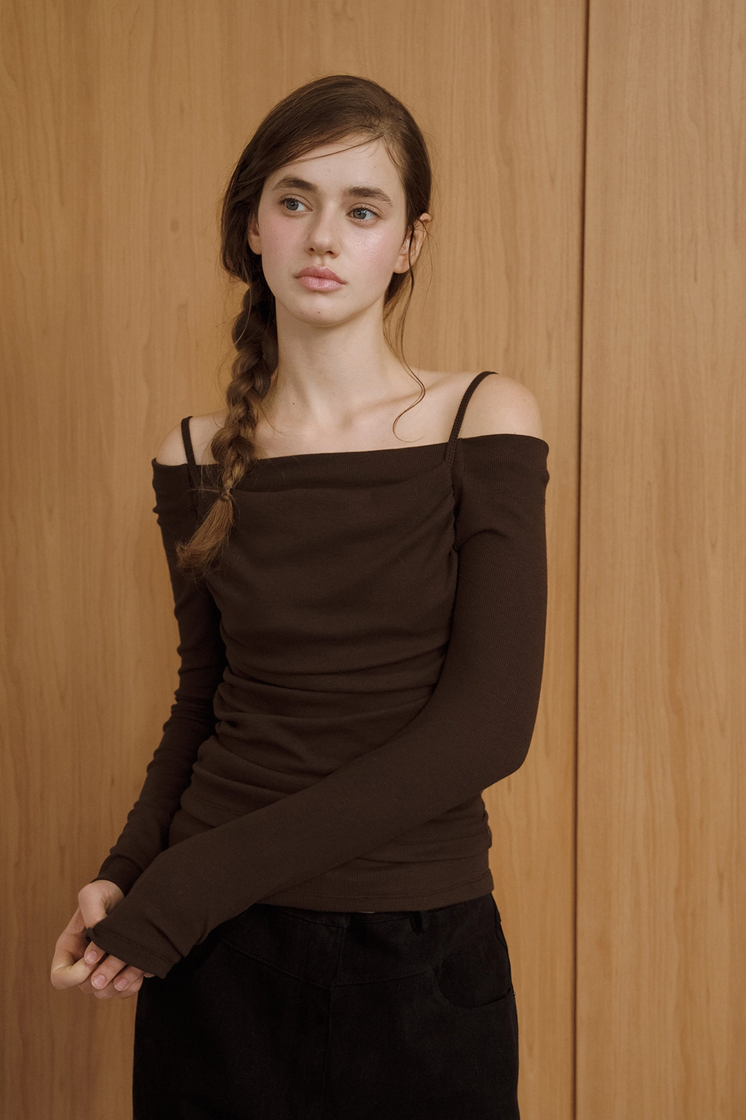 샤드라마 TENDER LAYERED OFF SHOULDER T [BROWN] 상품 이미지 2