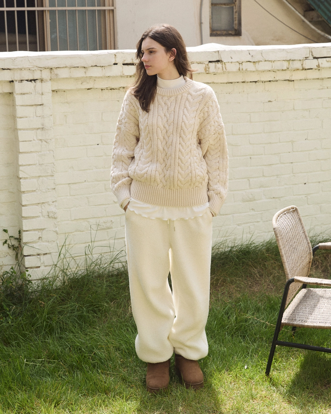 어다울 Classic twist back label knit - ivory 상품 이미지 3