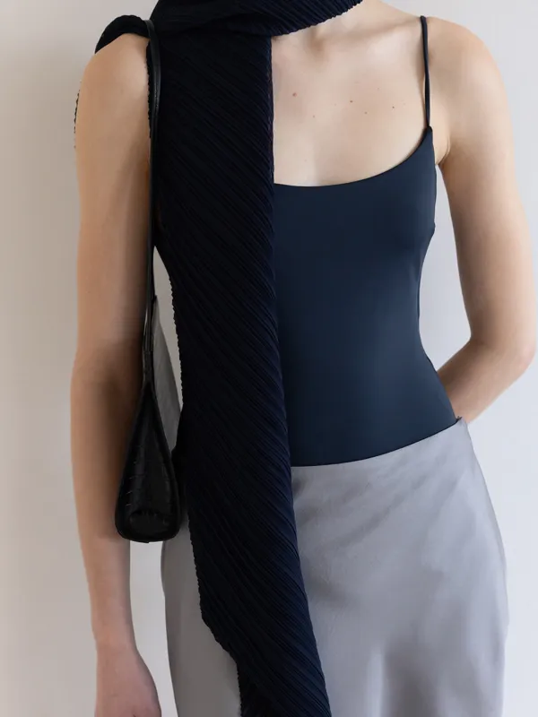 PLEATS WIDE MUFFLER [WHITE, NAVY]