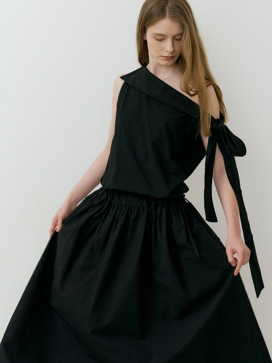 아워코모스 comos 1493 ribbon tied off-shoulder dress (black) 상품 이미지 2