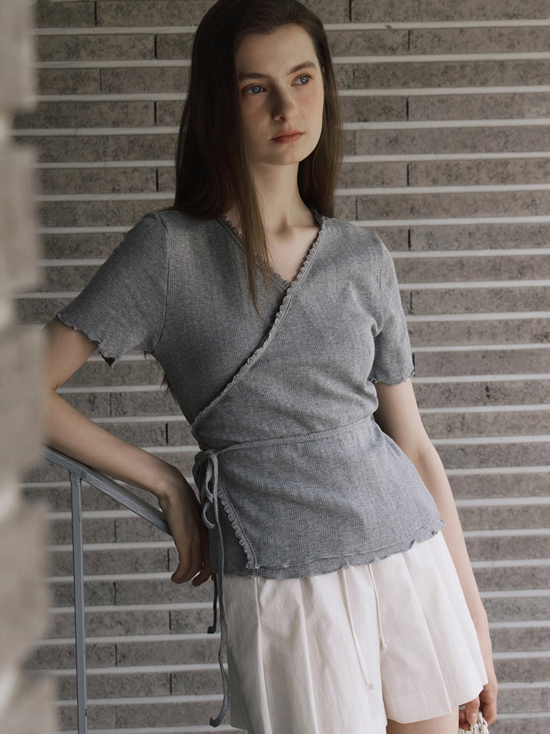 아워코모스 comos 1465 lace detail wrap t-shirt (gray) 상품 이미지 2