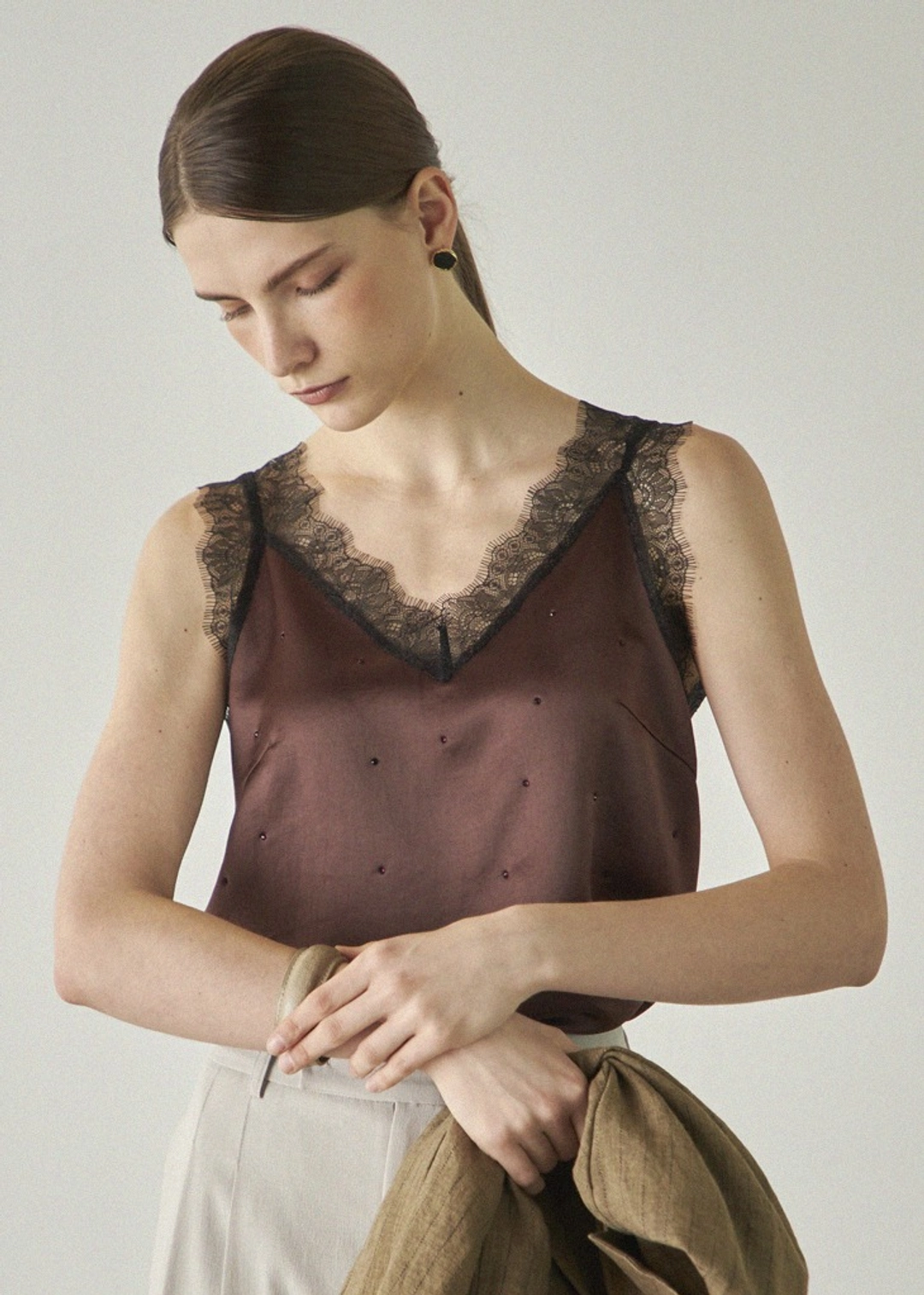 메종드이네스 LACED V-NECK SLIP TANK_BROWN 상품 이미지 2