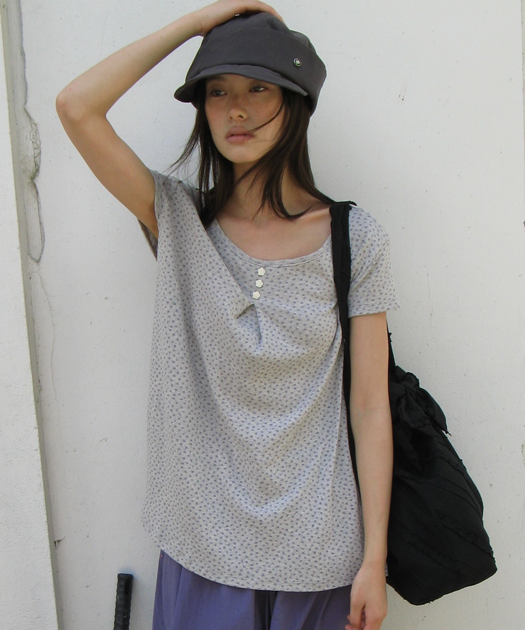 론론 FLORAL BUTTON PINTUCK RUFFLE T SHIRT GREY 상품 이미지 1