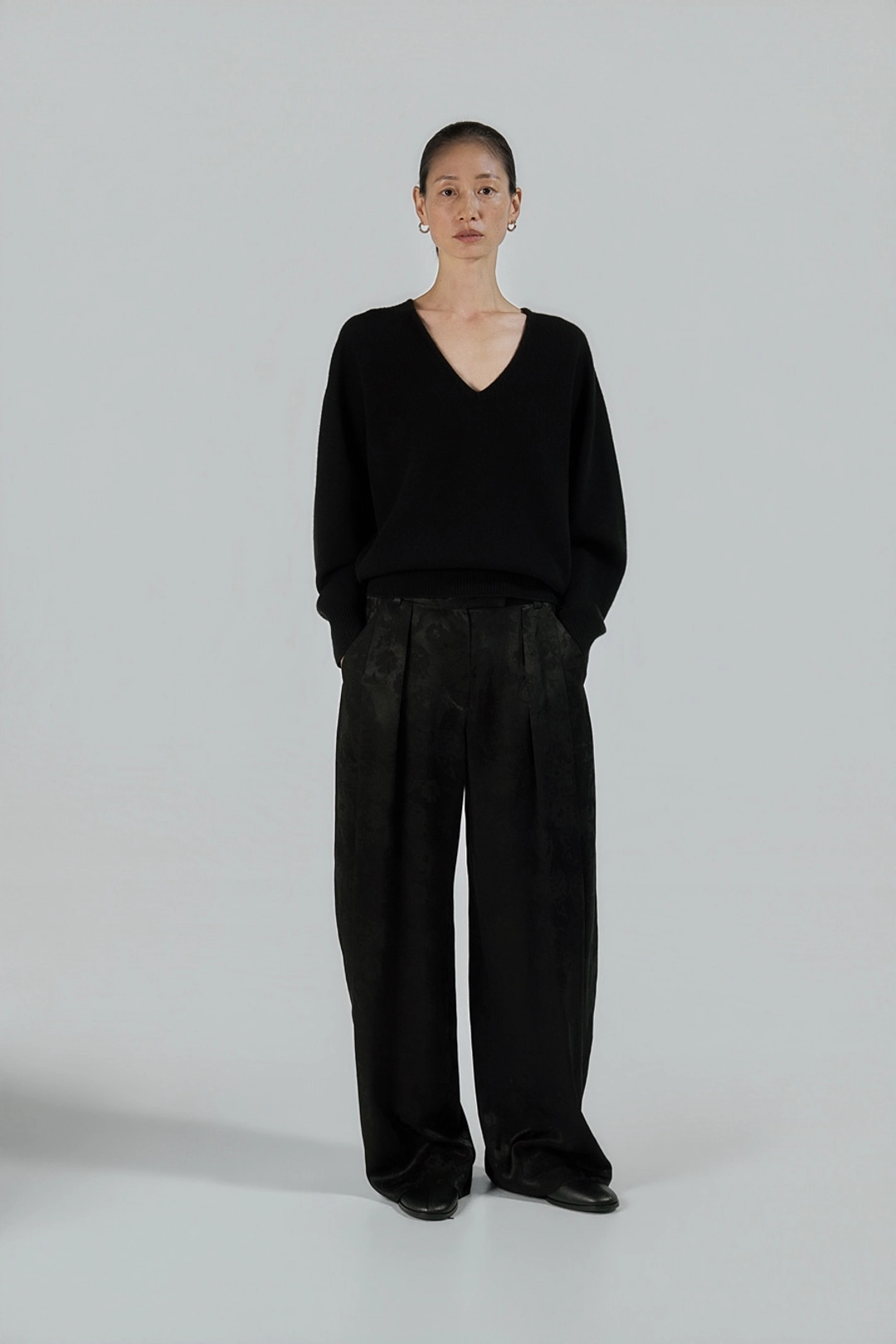에이치에이트 PLAIN V NECK SWEATER ( BLACK ) 상품 이미지 2
