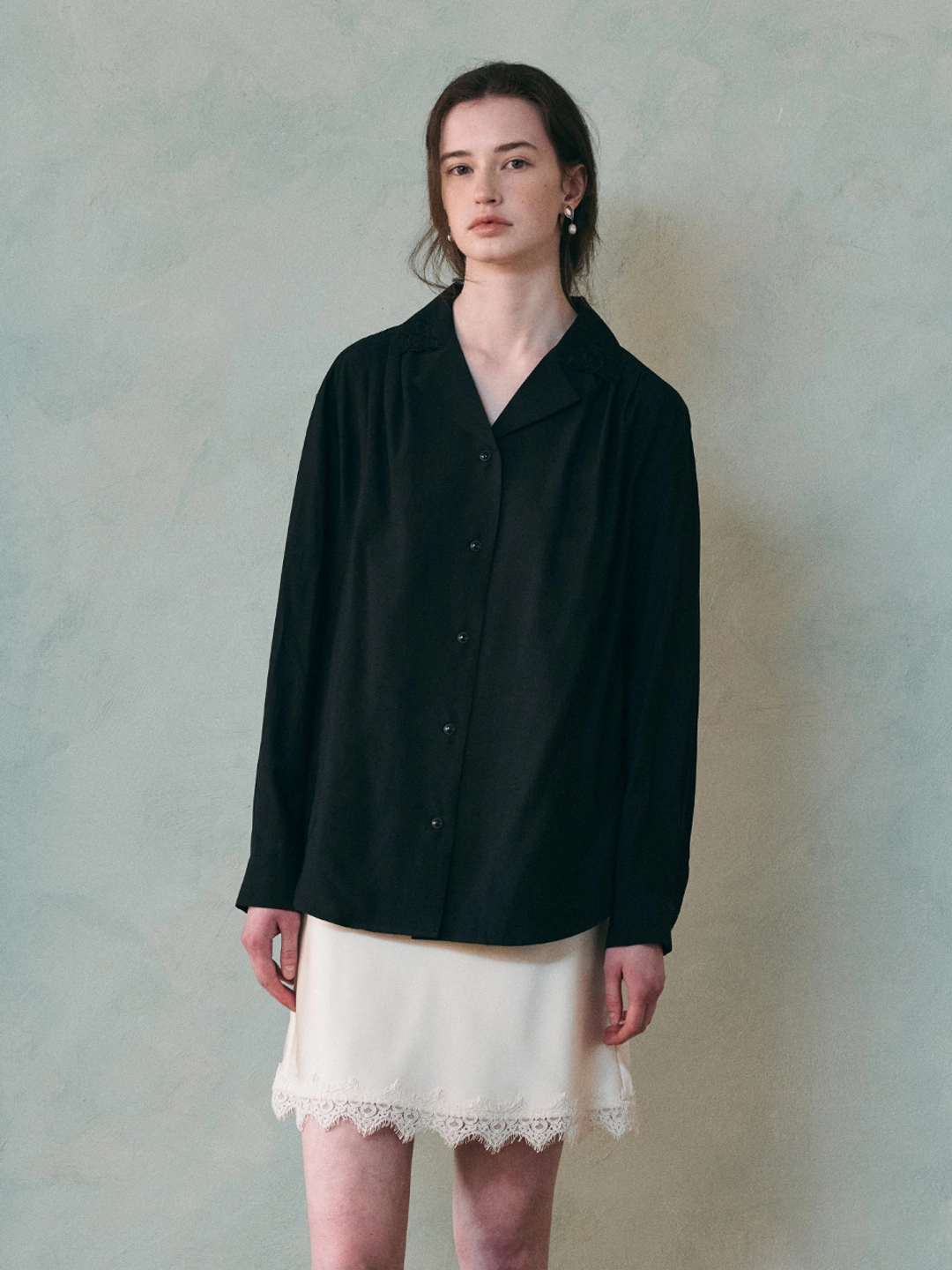 르니나 FROM retro embroidery blouse_black 상품 이미지 3