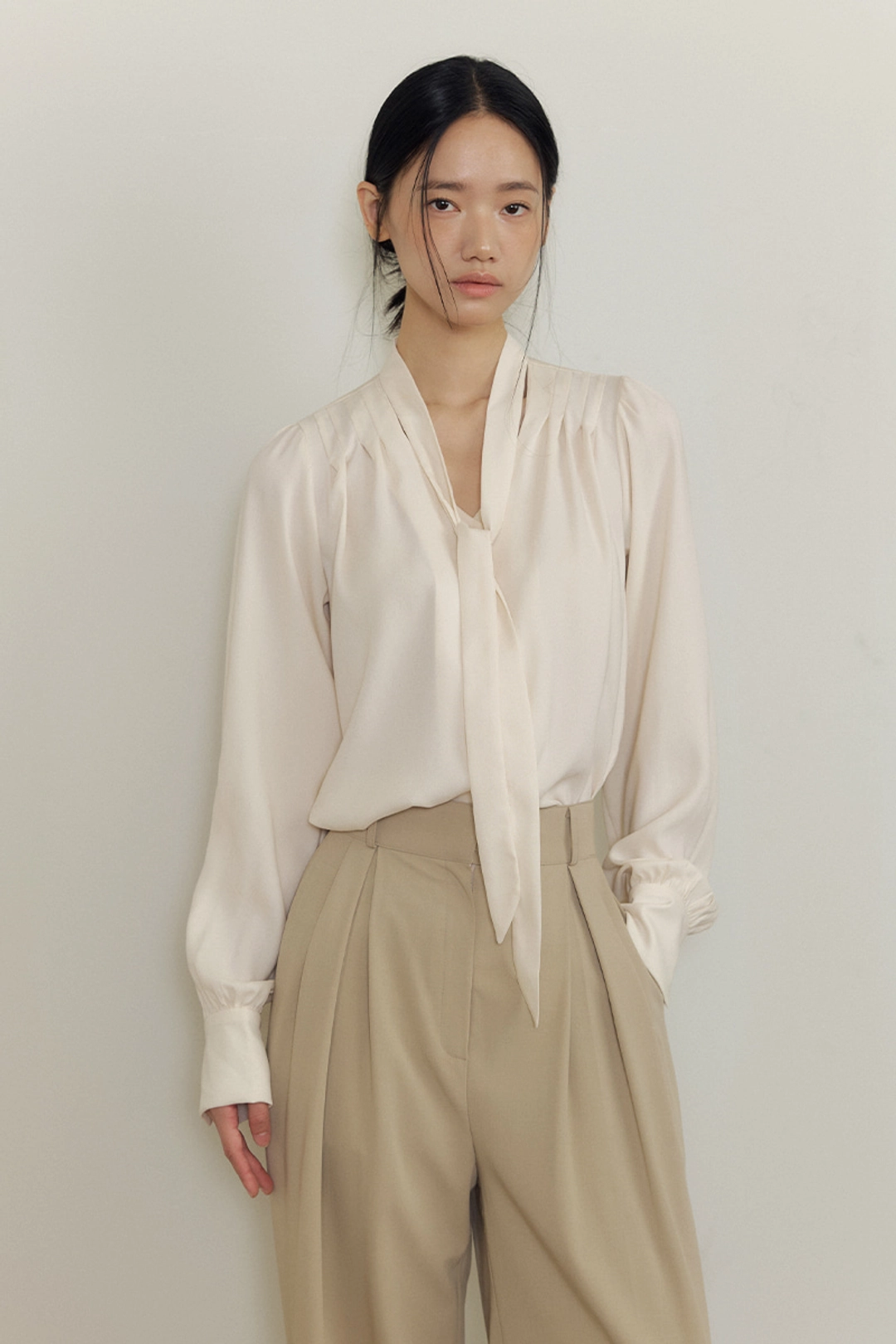 루시르주 [6/17 예약 배송] Soft Drape Tie-Neck V-Blouse (cream) 상품 이미지 1
