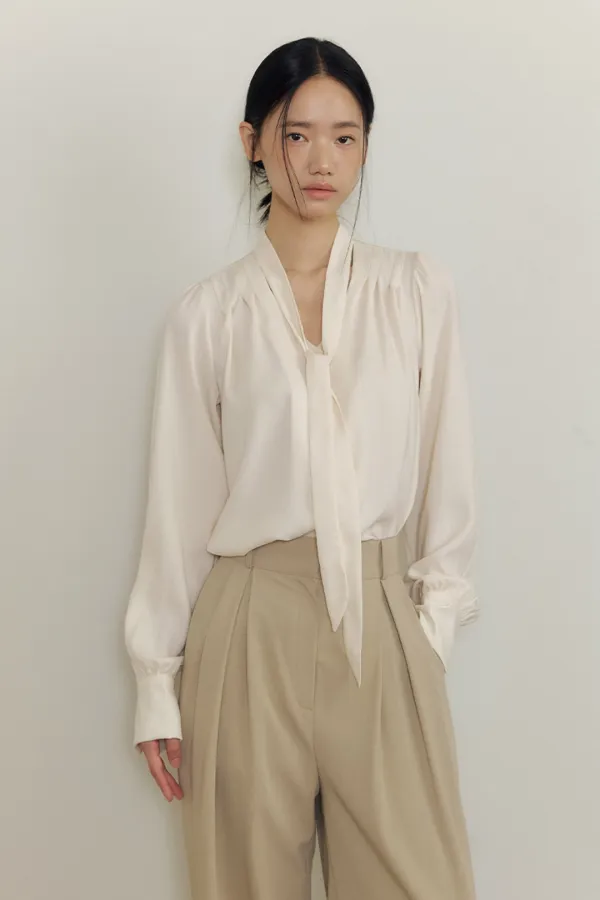 [6/17 예약 배송] Soft Drape Tie-Neck V-Blouse (cream)