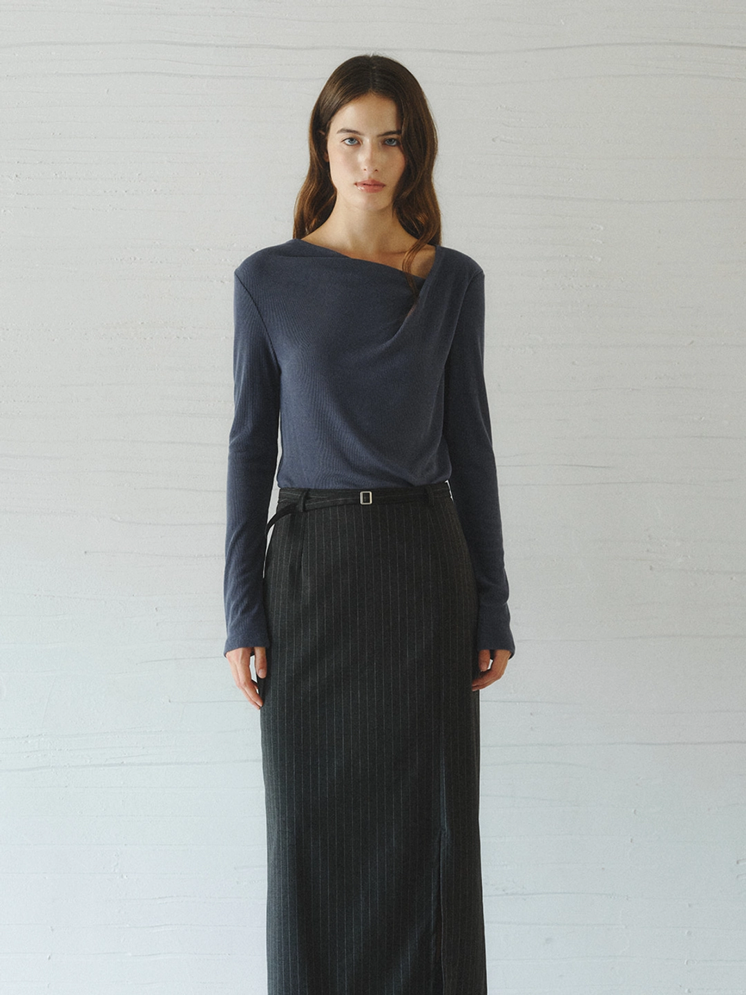 르니나 ROEL drape neck t-shirt_navy 상품 이미지 3