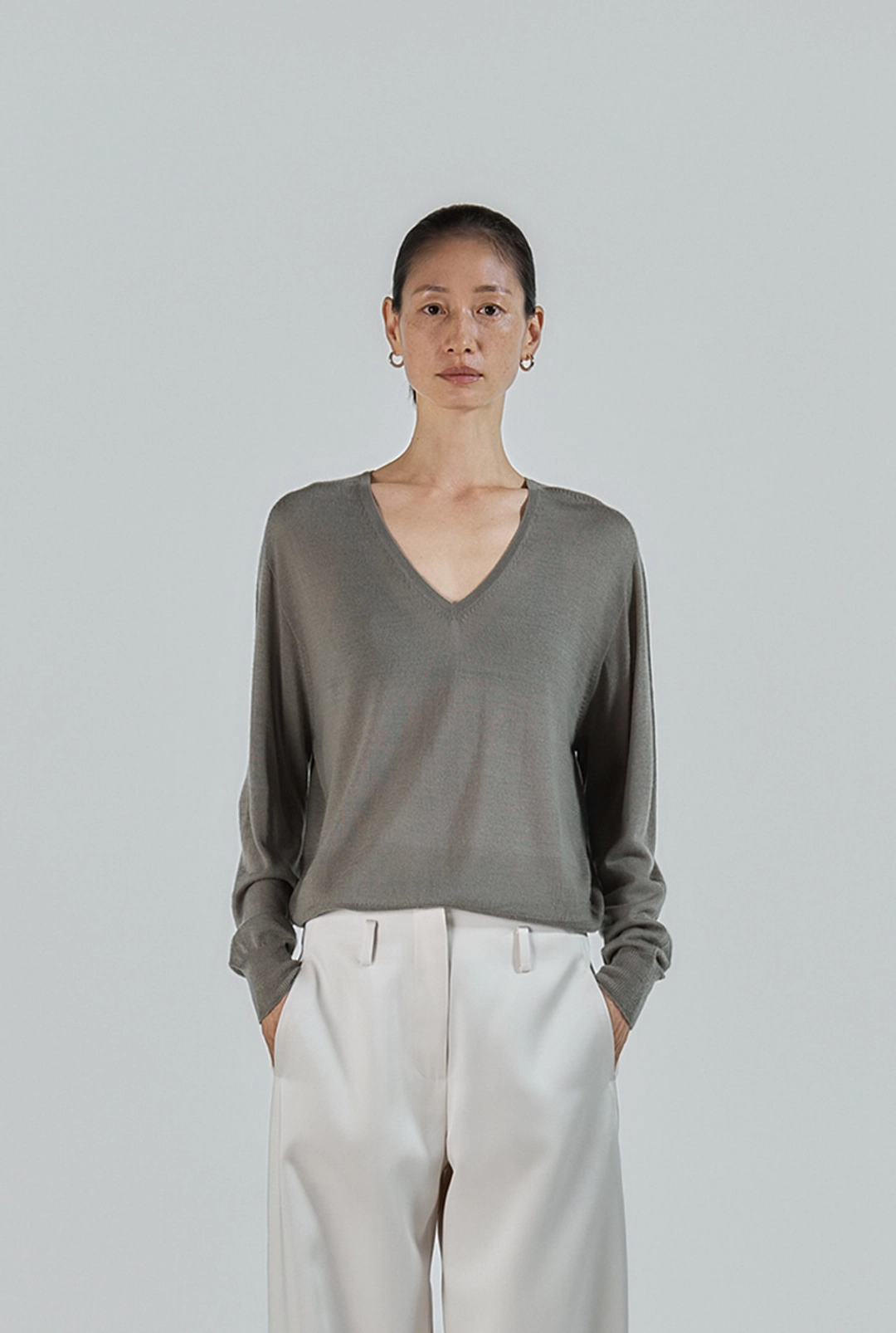 에이치에이트 ESSENCIAL V NECK KNIT TOP ( SHADOW GREEN ) 상품 이미지 1