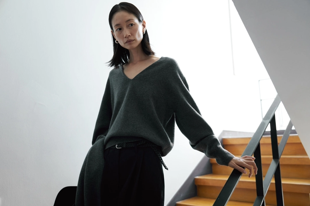 에이치에이트 [2ND] PLAIN V NECK SWEATER ( CHARCOAL ) 상품 이미지 3