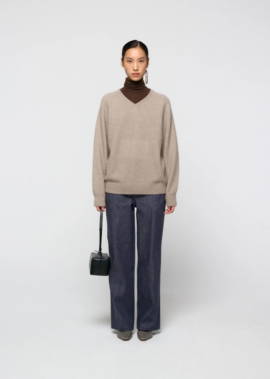 아모멘토 Racoon v-neck knit, Beige 상품 이미지 2