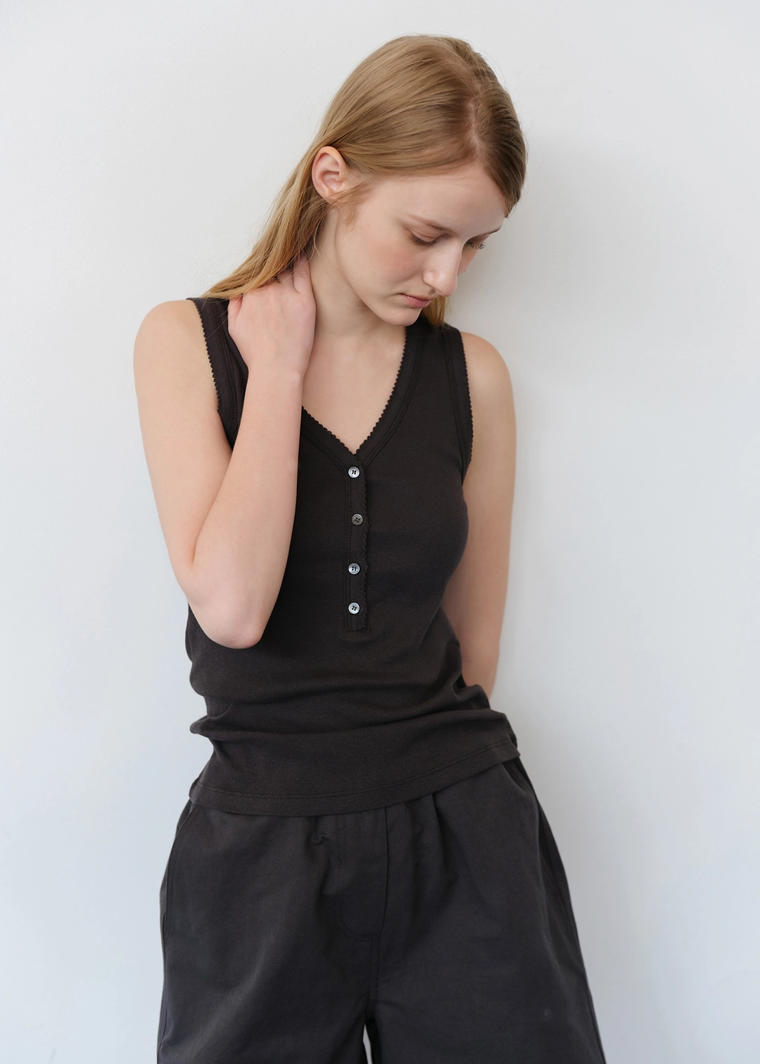 더라이 Pincoat Button Sleeveless Top(Charcoal) 상품 이미지 1