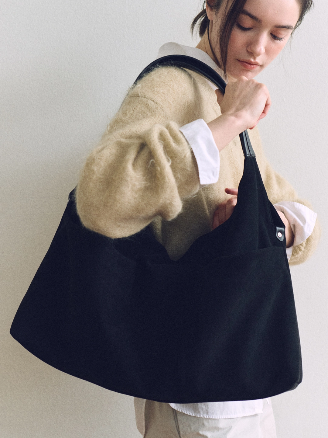 오브히 르벤 스웨이드 호보백 Reven Suede Hobo Bag_Black 상품 이미지 2