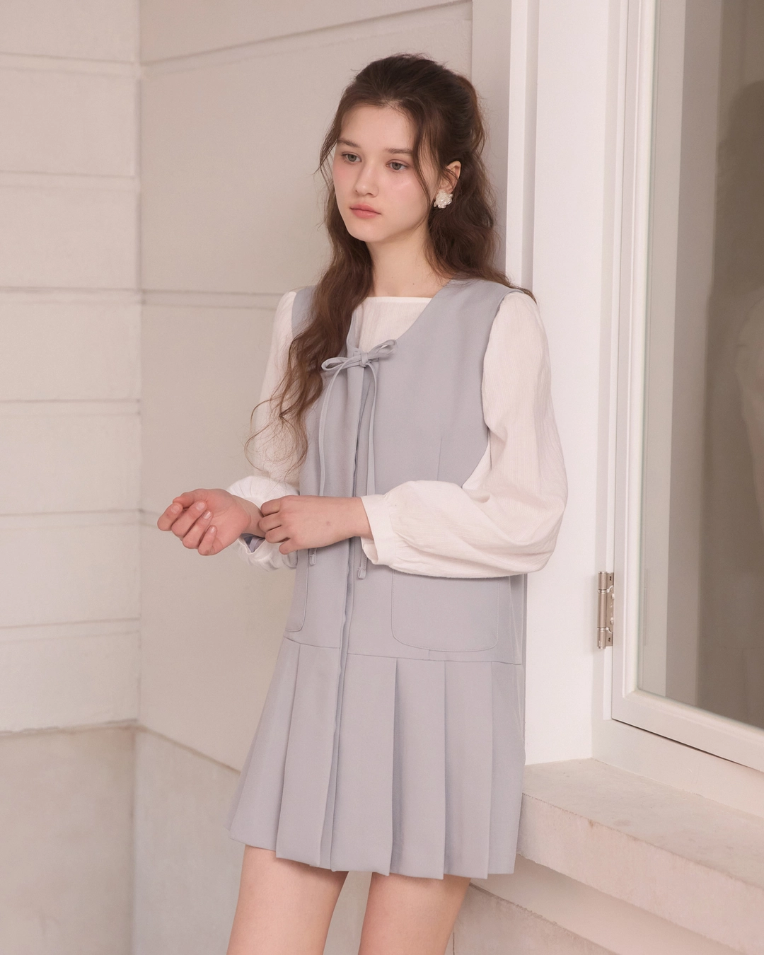 어다울 Hidden button ribbon pleats midi dress - ash blue 상품 이미지 3