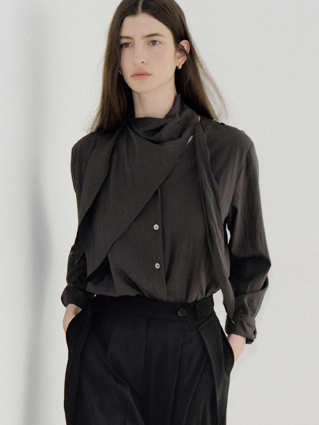 아워코모스 double layer scarf blouse (charcoal) orc 6114 상품 이미지 1