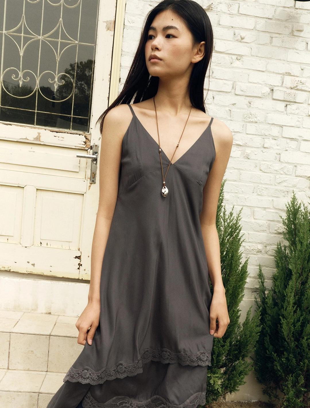 솔티페블 LACE LAYERED SLIP DRESS [CHARCOAL] 상품 이미지 2