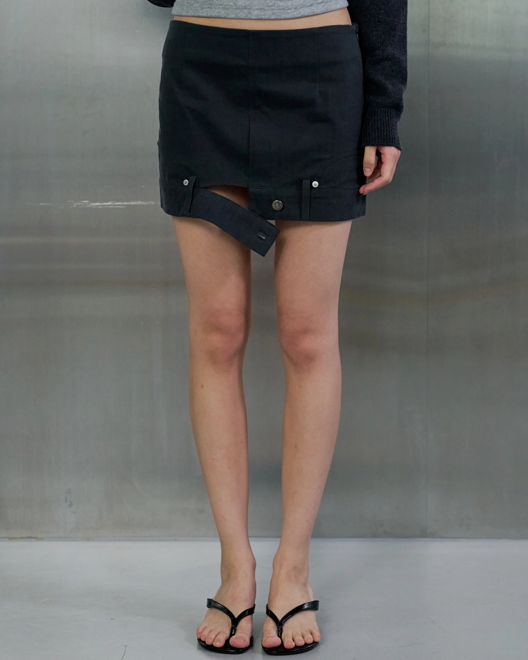 오데스 [9/15 예약 출고] REVERSED MINI SKIRT - CHARCOAL 상품 이미지 1