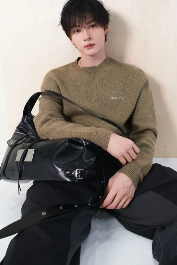 CALLIGRAPHY BACK LOGO KNIT PULLOVER IN KHAKI
