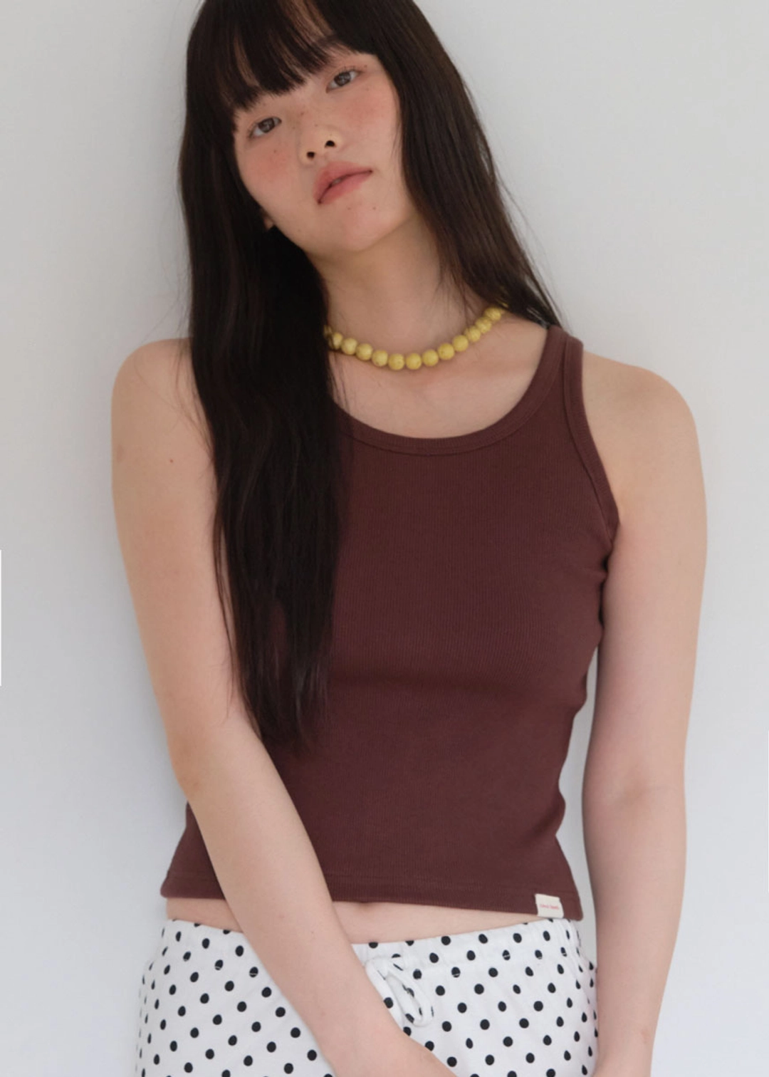 온무드 MUST ESSENTIAL SLEEVELESS - BROWN 상품 이미지 1
