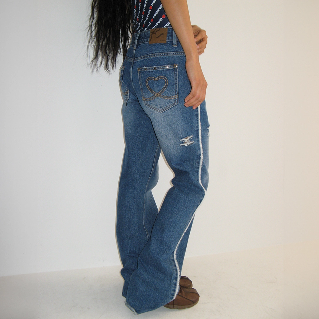 론론 HEART STUD DAMAGE BOOTSCUT DENIM PANTS MEDIUM BLUE 상품 이미지 2
