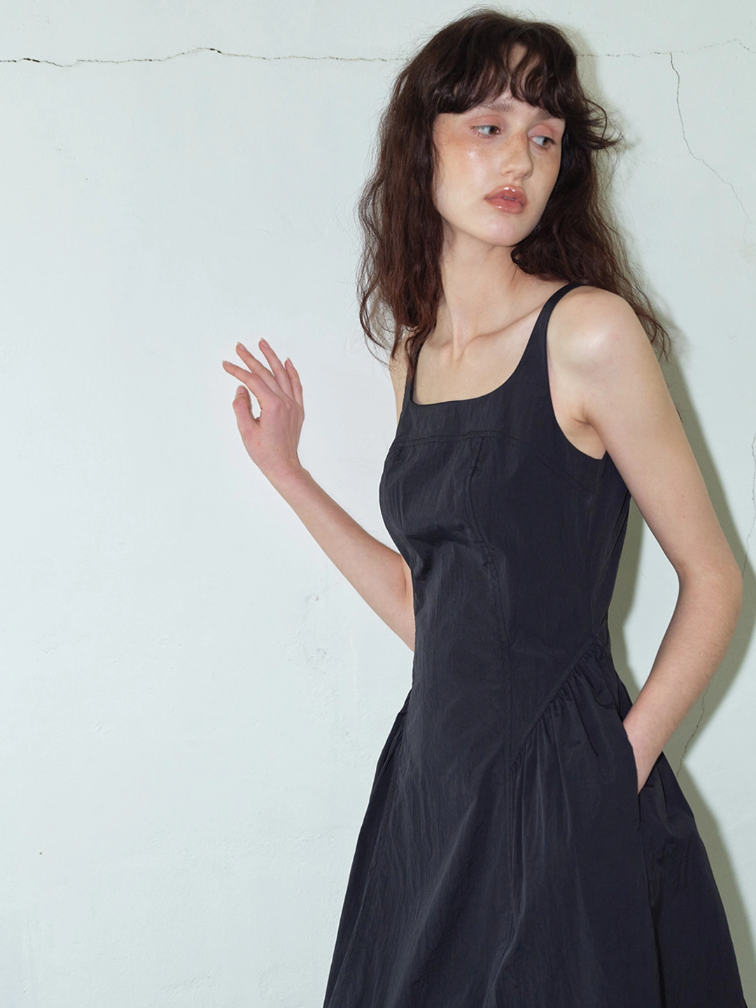 에트몽 Volume Shirring Sleeveless Dress, Black 상품 이미지 1