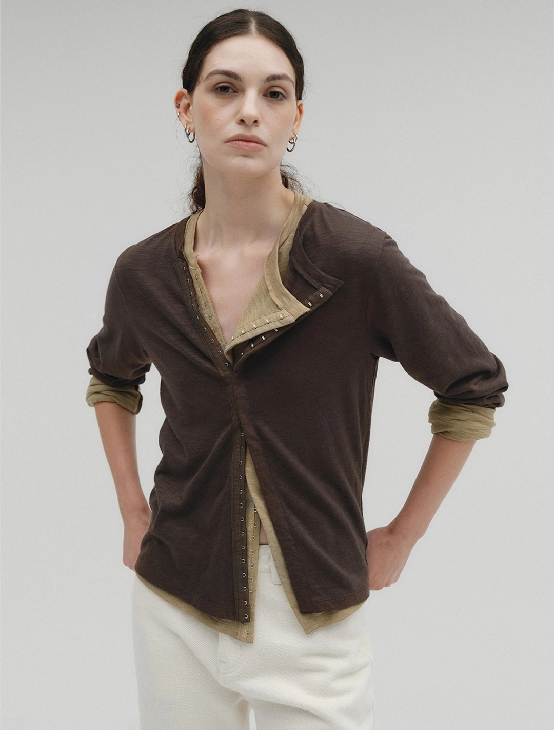 솔티페블 DIAGONAL HOOK DETAIL T-SHIRT [BROWN] 상품 이미지 2