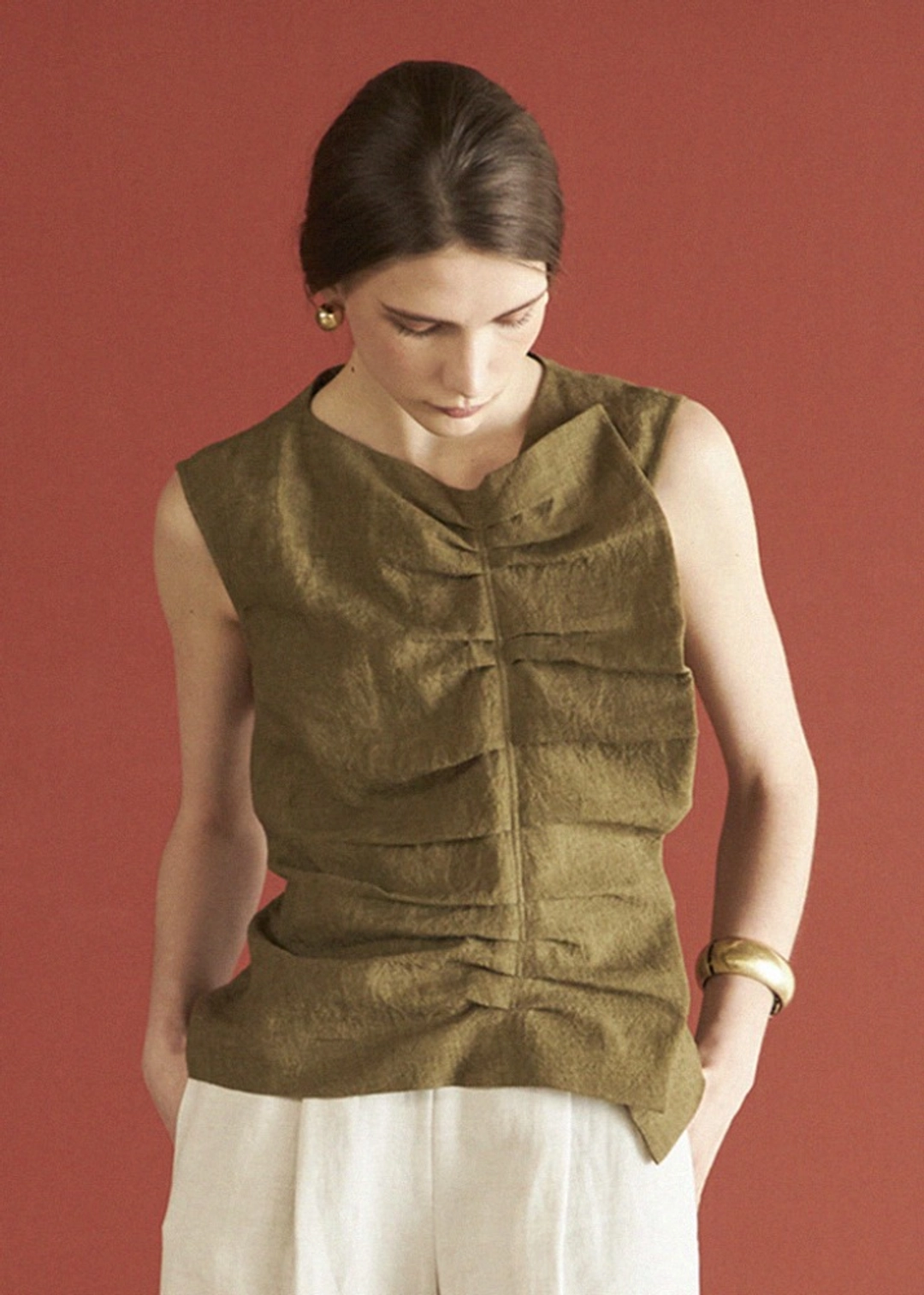메종드이네스 SHIRRING SLEEVELESS BLOUSE_KHAKI 상품 이미지 2