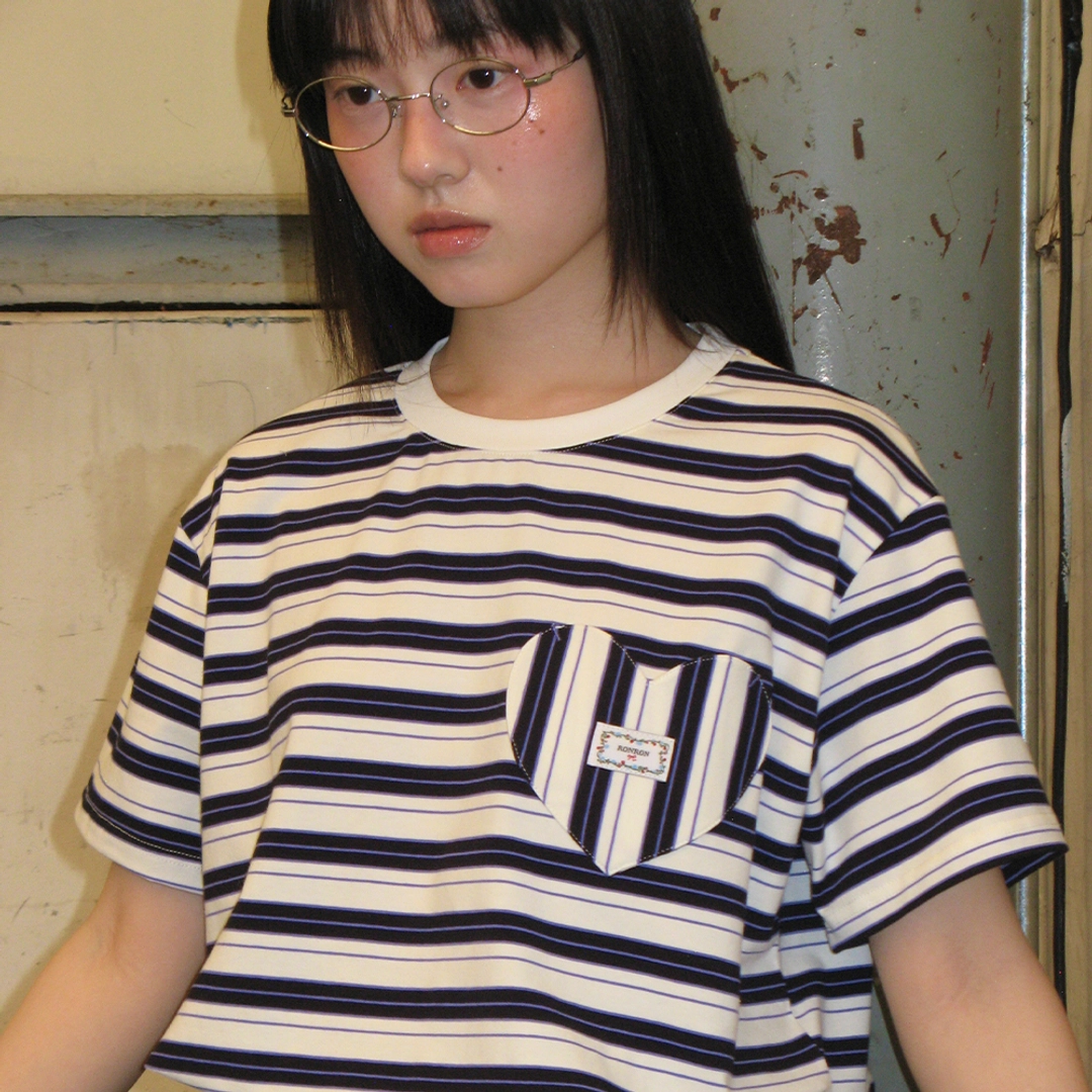 론론 MULTI STRIPE HEART POCKET BASIC FIT T SHIRT IVORY BLACK 상품 이미지 1