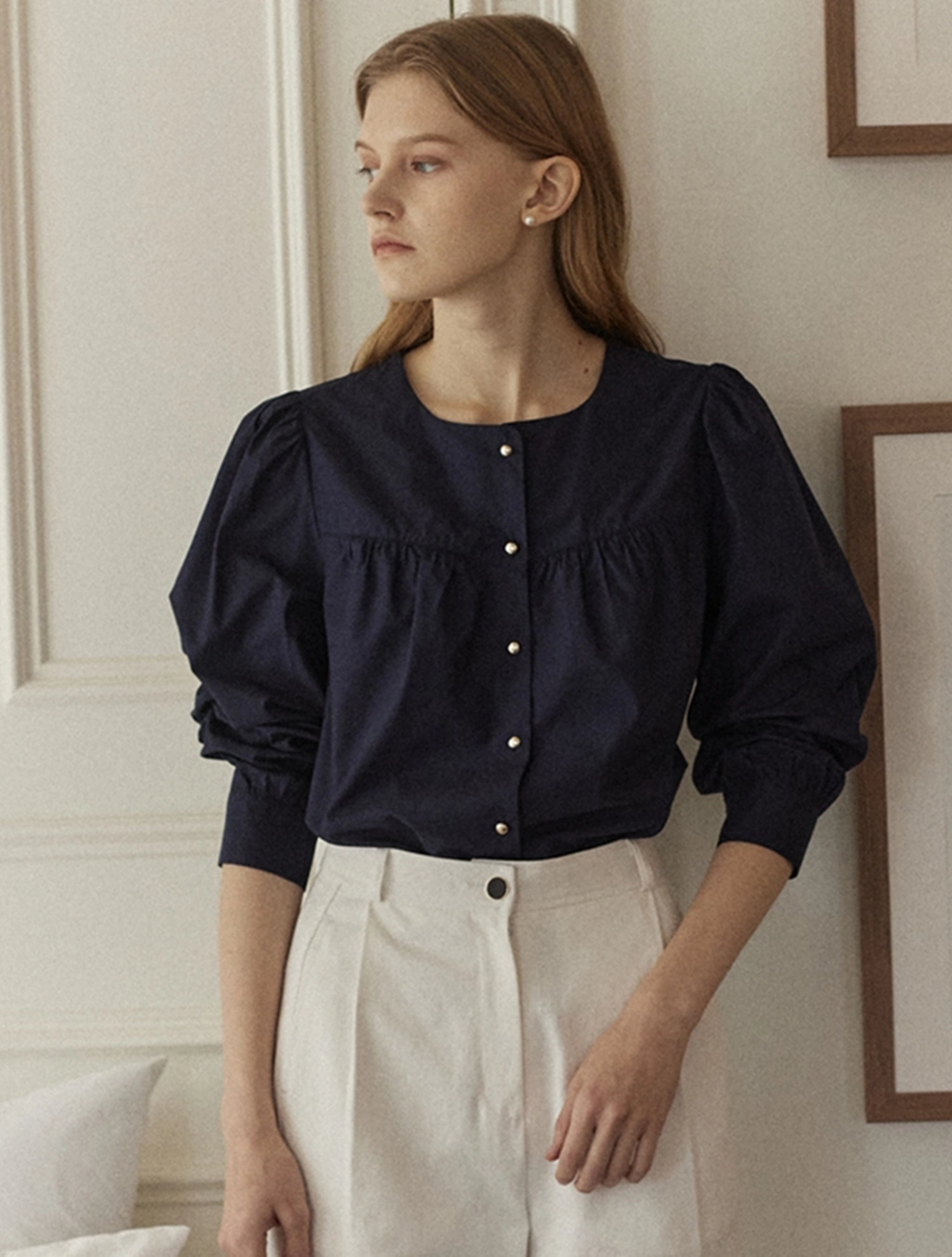 논로컬 Shirring Goldish Blouse - Navy 상품 이미지 2
