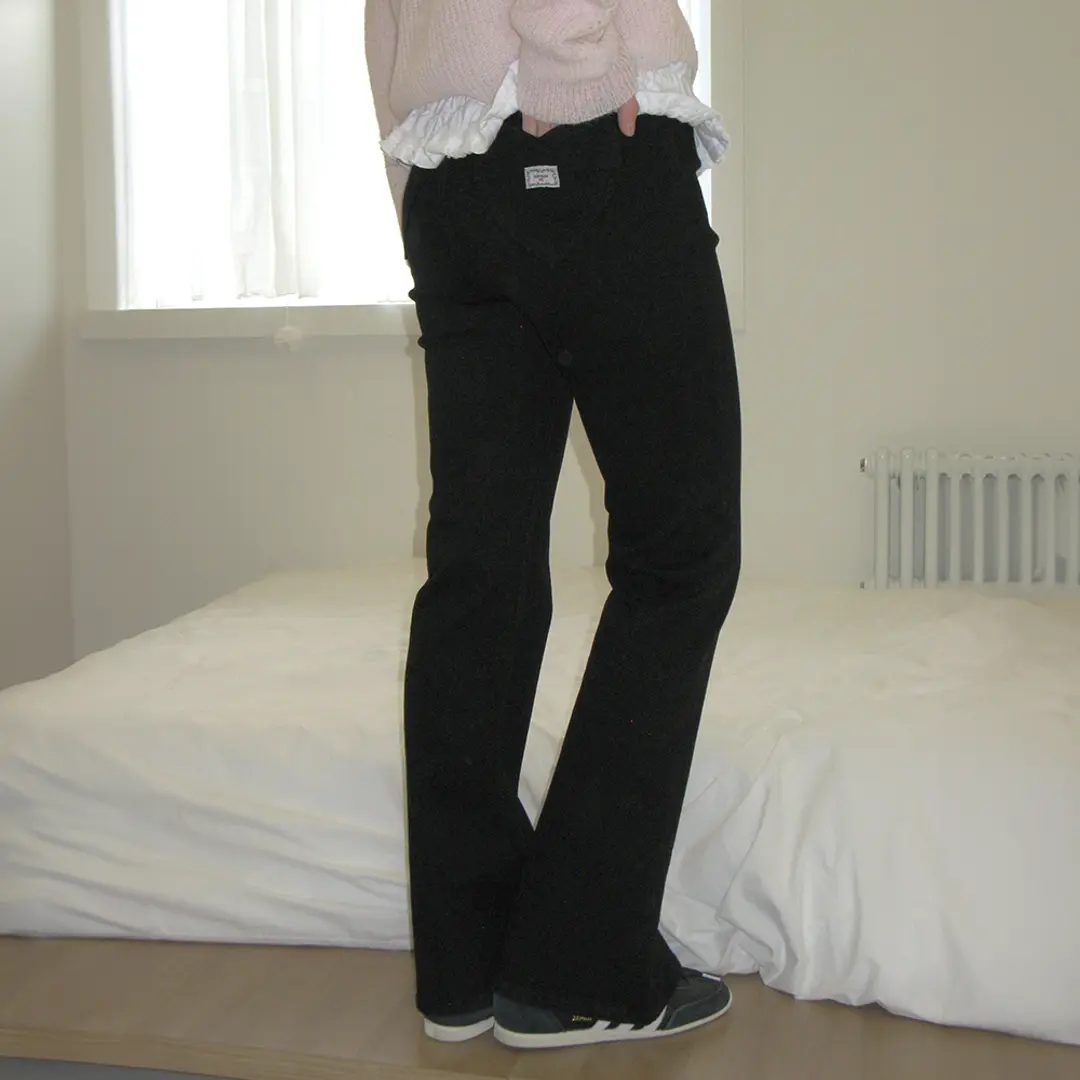 론론 BACK HEART STITCH POCKET BOOTSCUT DENIM SPAN PANTS BLACK 상품 이미지 2
