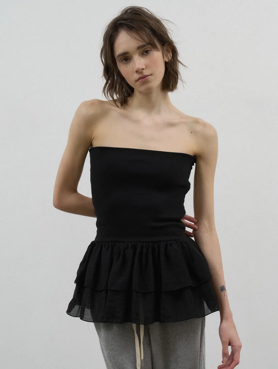 포에토 CABINET FRILL TUBE TOP - BLACK 상품 이미지 2
