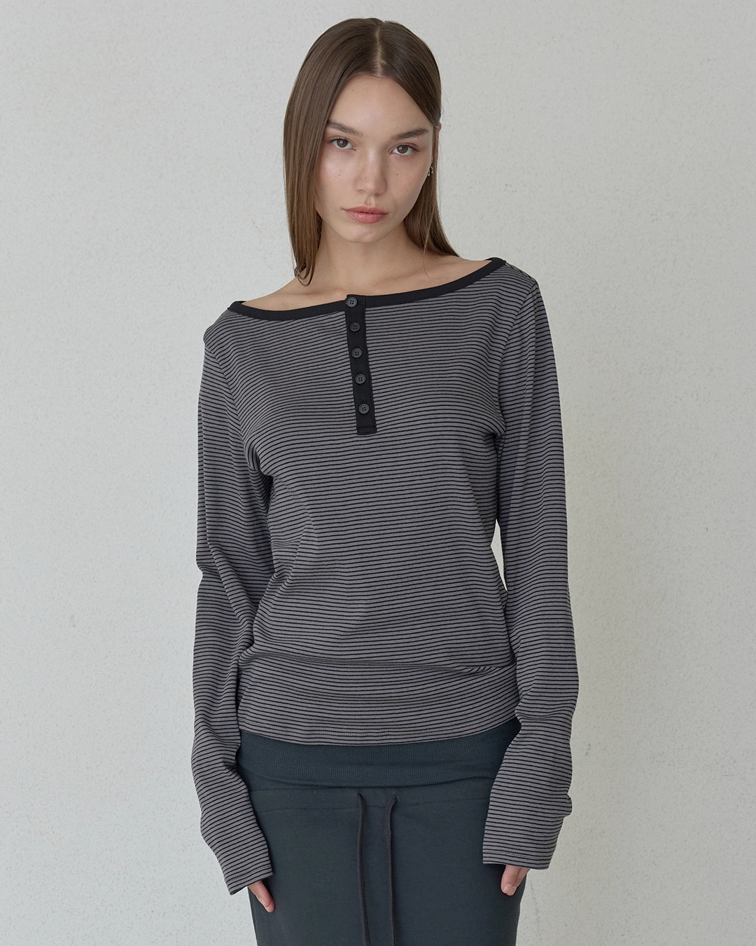 오데스 STRIPE BUTTONED LINE TEE - CHARCOAL 상품 이미지 1