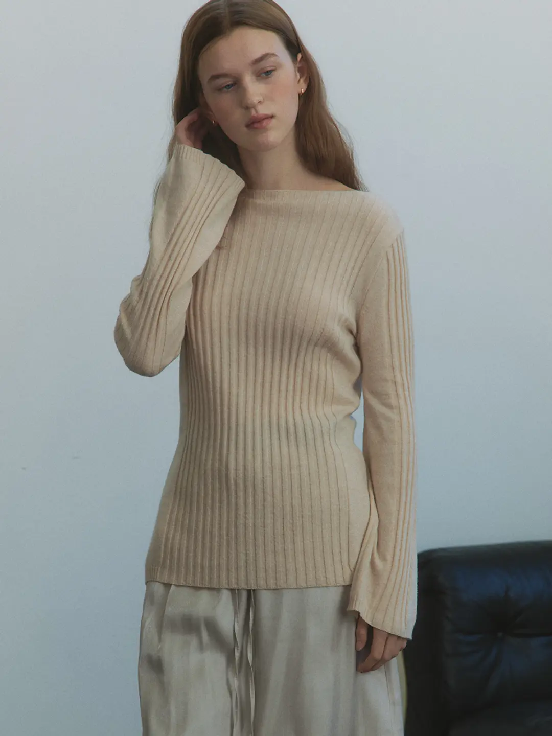 아워코모스 comos 1316 boat-neck flare sleeves knit (light beige) 상품 이미지 1