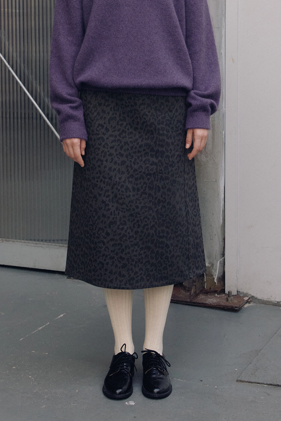 브렌다 브렌든 leopard midi skirt - charcoal 상품 이미지 2