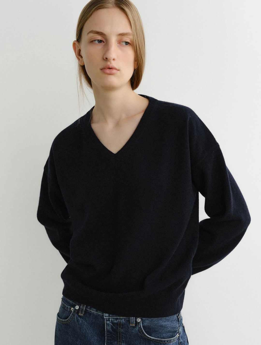 이아 Rode Cashmere V Neck Pullover (Navy) 상품 이미지 1