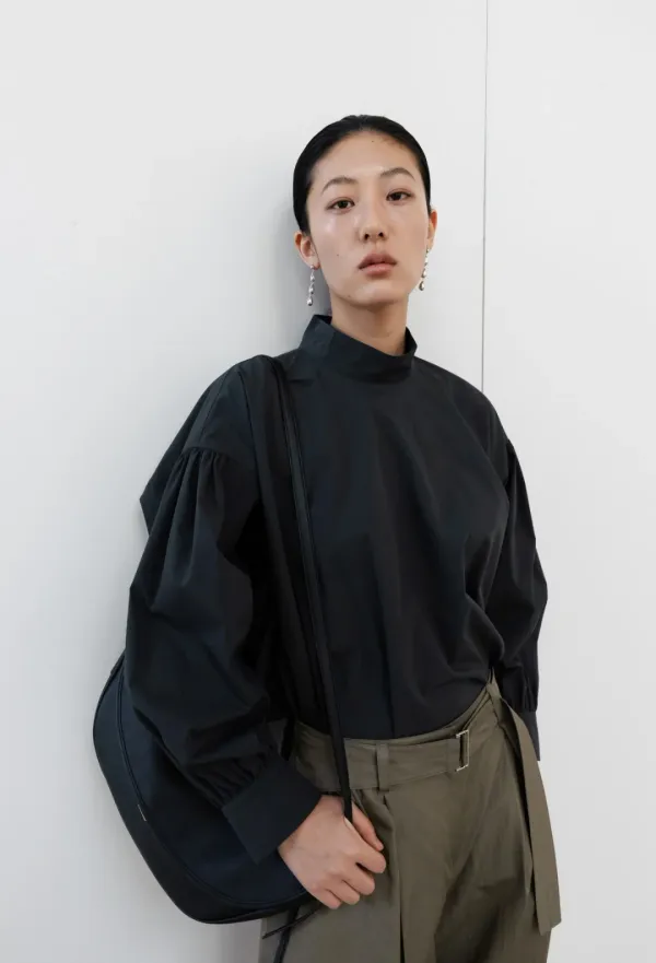 하이넥 셔링 블라우스 다크그레이