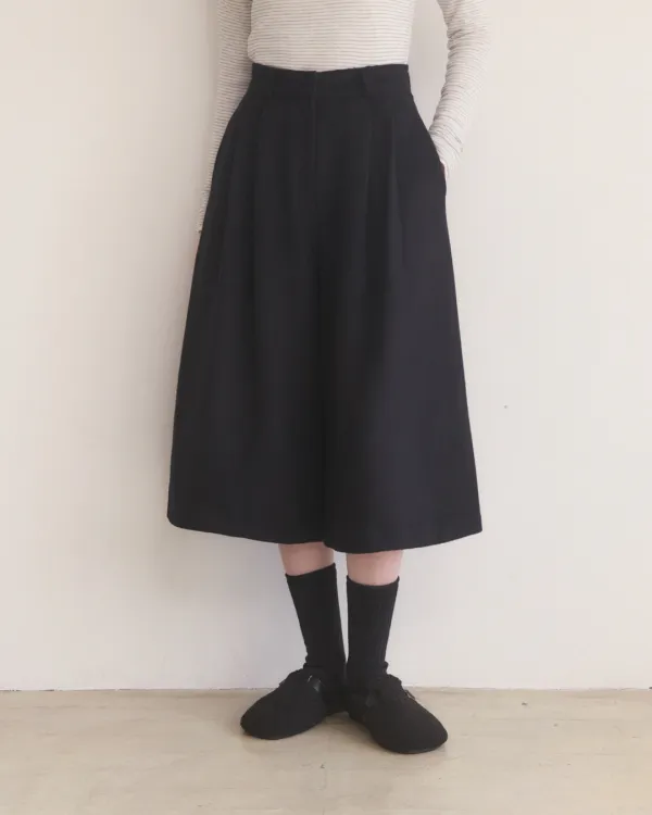 Woolen pintuck long burmuda pants - black
