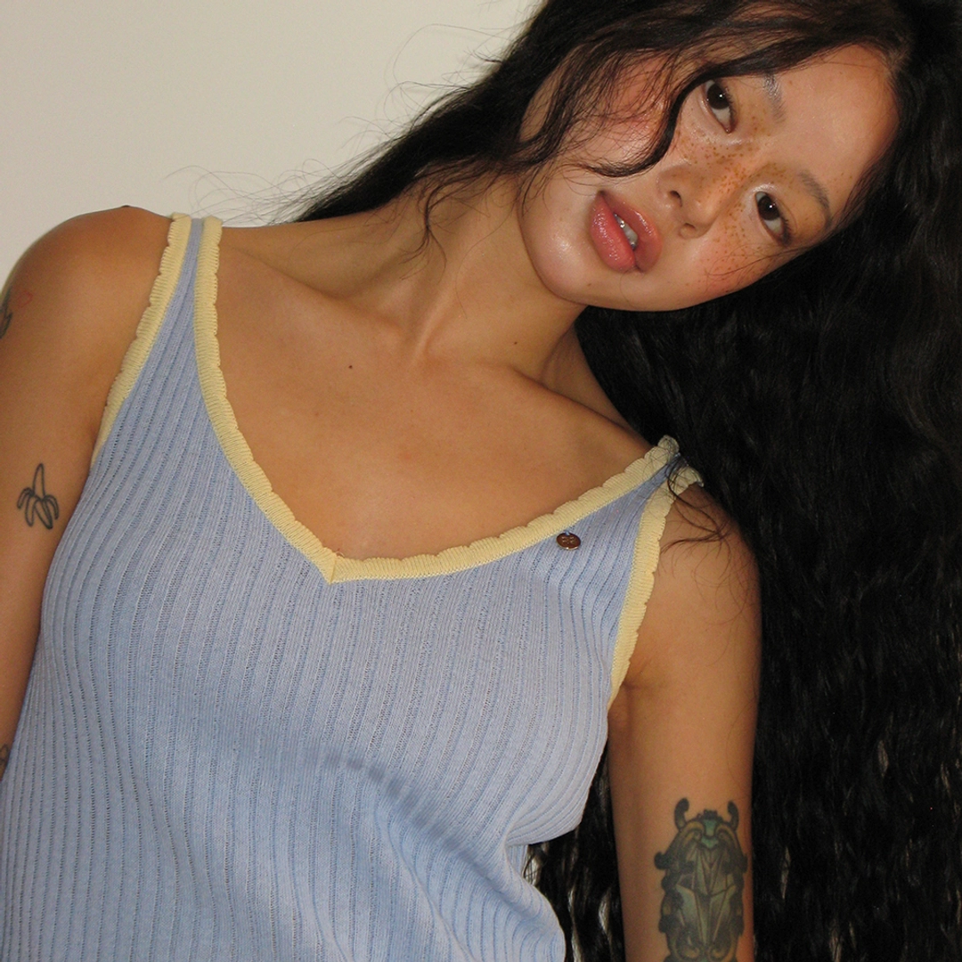 론론 GOLGI BLOCKING CHARM SLEEVELESS KNIT SOFT BLUE 상품 이미지 2