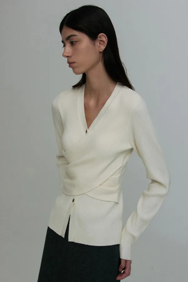 ASYMMETRIC WRAP BUTTON KNIT TOP CREMA