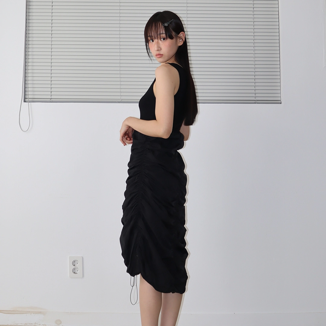 론론 SLEEVELESS SHIRRING DRESS BLACK 상품 이미지 1