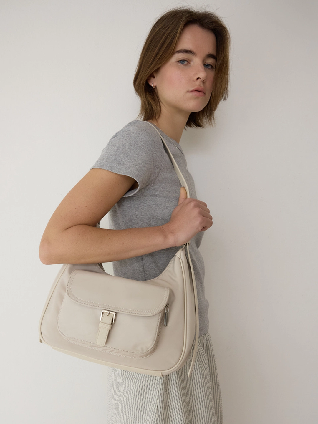 어몽 A NYLON BUCKLED POCKET SHOULDER BAG_CREAM 상품 이미지 1