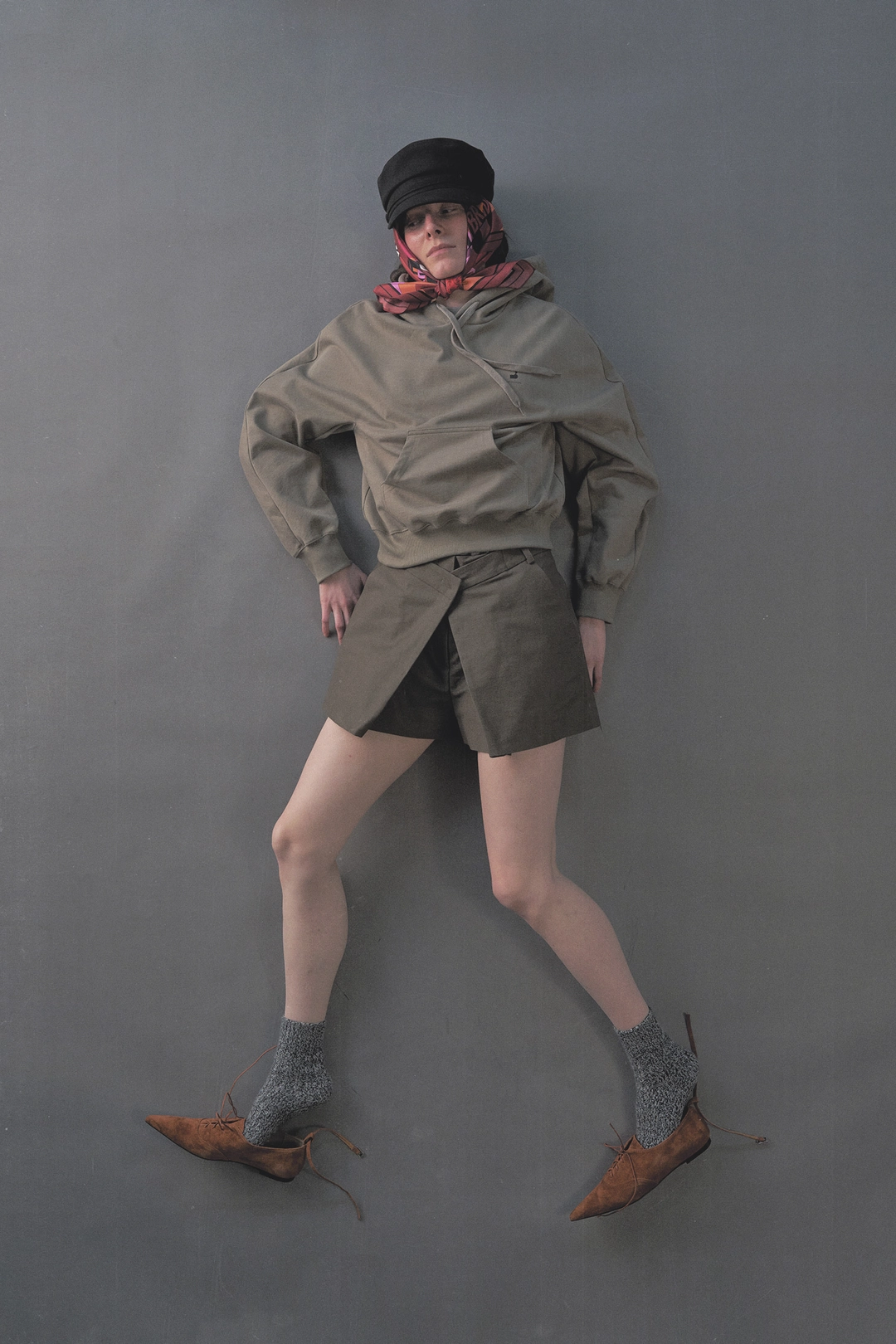 푸쉬버튼 PF26 LIGHT KHAKI LOGO SEMI-CROP HOODIE 상품 이미지 1