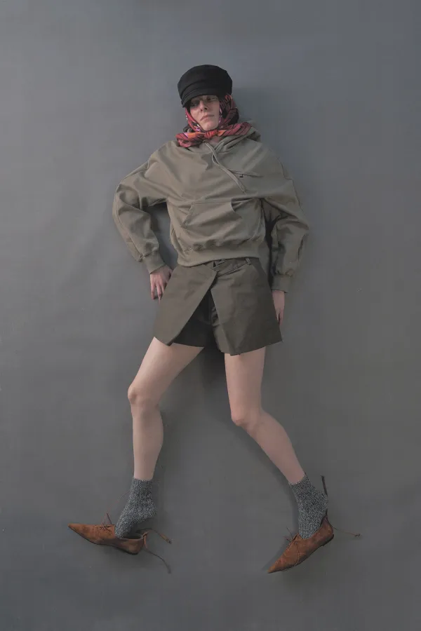 PF26 LIGHT KHAKI LOGO SEMI-CROP HOODIE