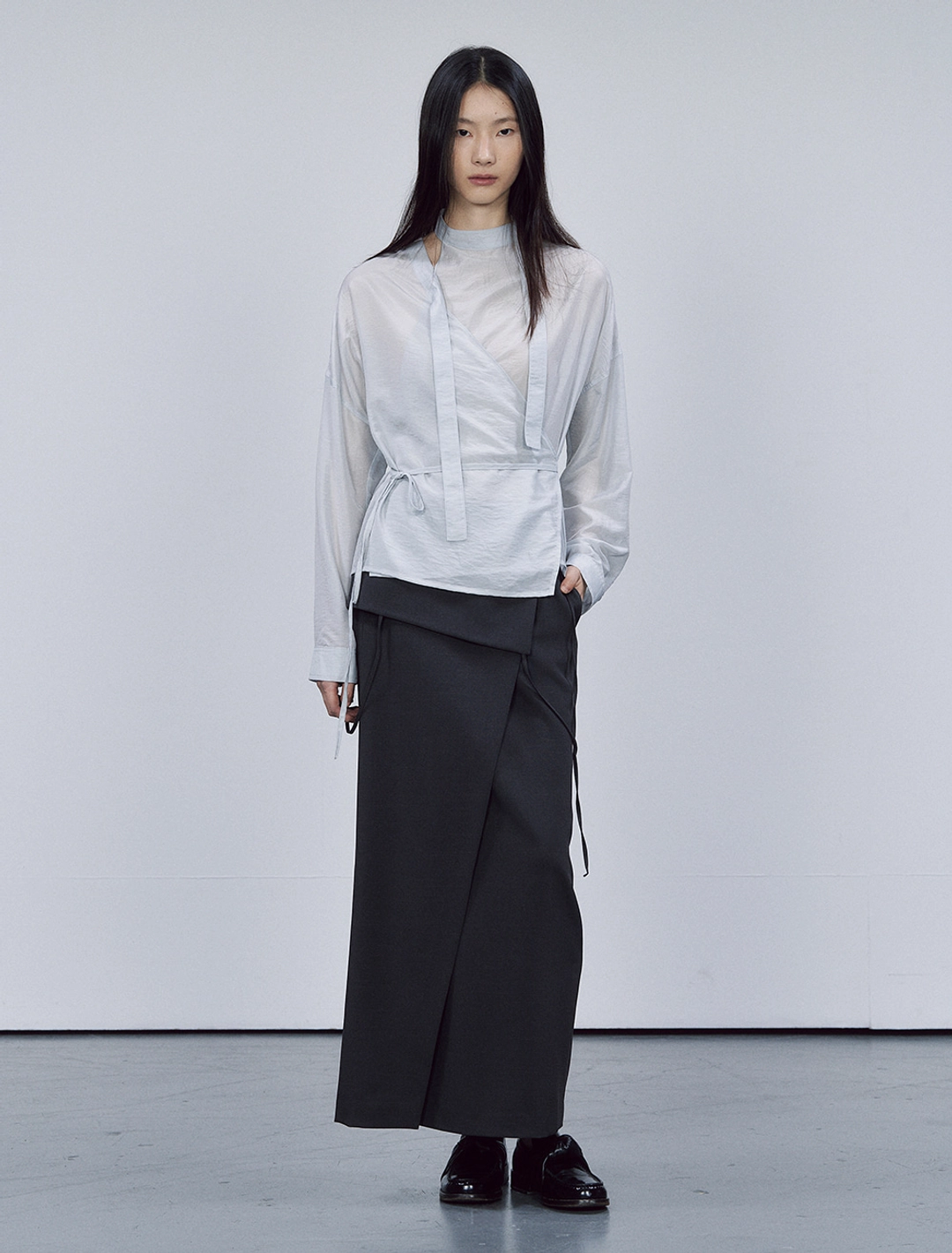 솔티페블 TIE DETAIL WRAP BLOUSE [LIGHT BLUE] 상품 이미지 1