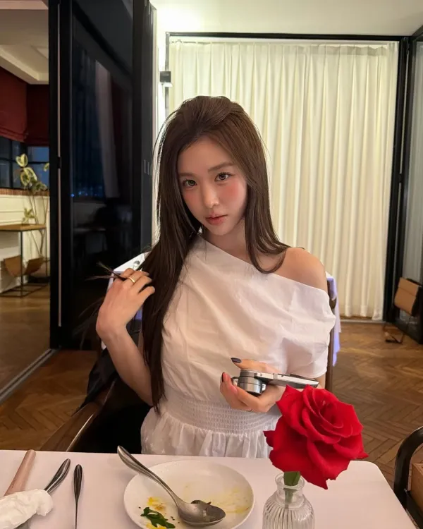 @lizzieehongDrape lace blouse (Ivory)