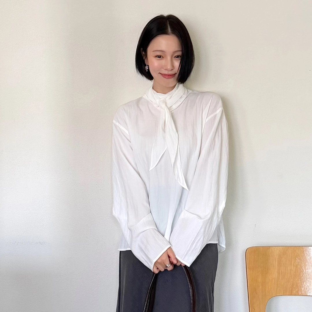 아뜰리에 나인 (Z-BL-4386)MOCK NECK TIE BLOUSE 상품 이미지 1