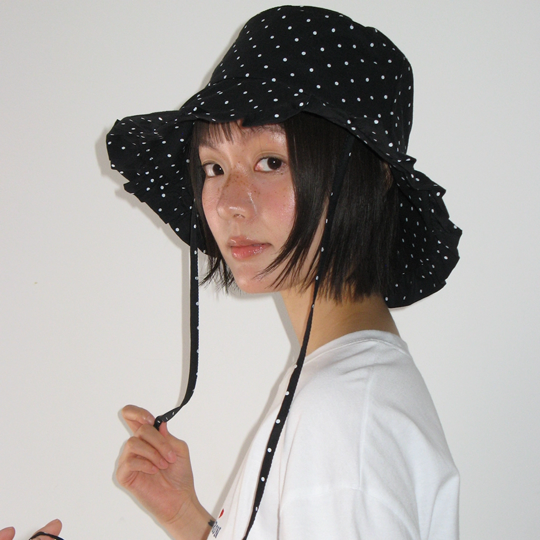 론론 DOT FRILL BUCKET HAT BLACK 상품 이미지 1