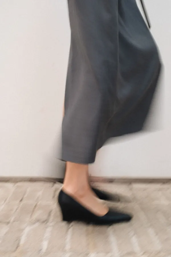 LEATHER WEDGE PUMPS  [ BLACK ]